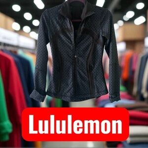 Woman Lululemon running 🏃‍♀️ jacket form fitting size 2 excellent condition…